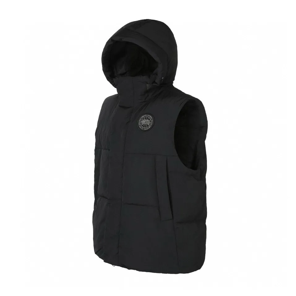P760 Exclusive Supply] Canada Goose Black Label Down Vest is made of high-quality protective nylon fabric, which not only enhances the wear resistance of the surface, but also takes into account wind resistance, ensuring excellent performance in various harsh weather conditions. Made of 90 national standard high-quality white duck down, selected high-loft velvet with a weight of 170g, it is light and warm, has excellent temperature locking performance and good resilience. Precision thread reinforcement prevents linting and ensures the fluffy and resilient elasticity lasts as new. The ribbon is woven with polyester as the base, and the brand letters are decorated on the ribbon through high-precision computer embroidery. The edges of the pattern are clear, the stitches are fine and even, and multiple layers of embroidery thread are stacked to enhance the three-dimensional effect. Size:S-M-L-XL